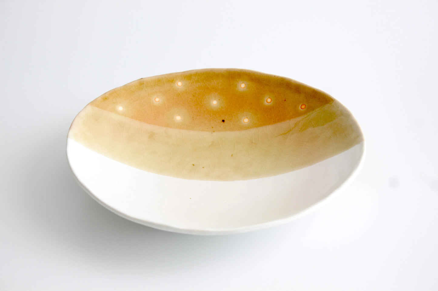 A two-tone ceramic curry plate with a warm gradient from white to golden yellow, featuring a translucent glazed finish with delicate light speckles, set against a white background.