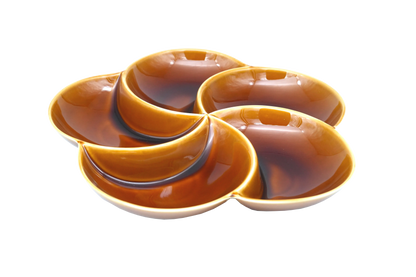 Isometric view of a divided amber diet plate with 5 sections for portion control, stylized as a flower.