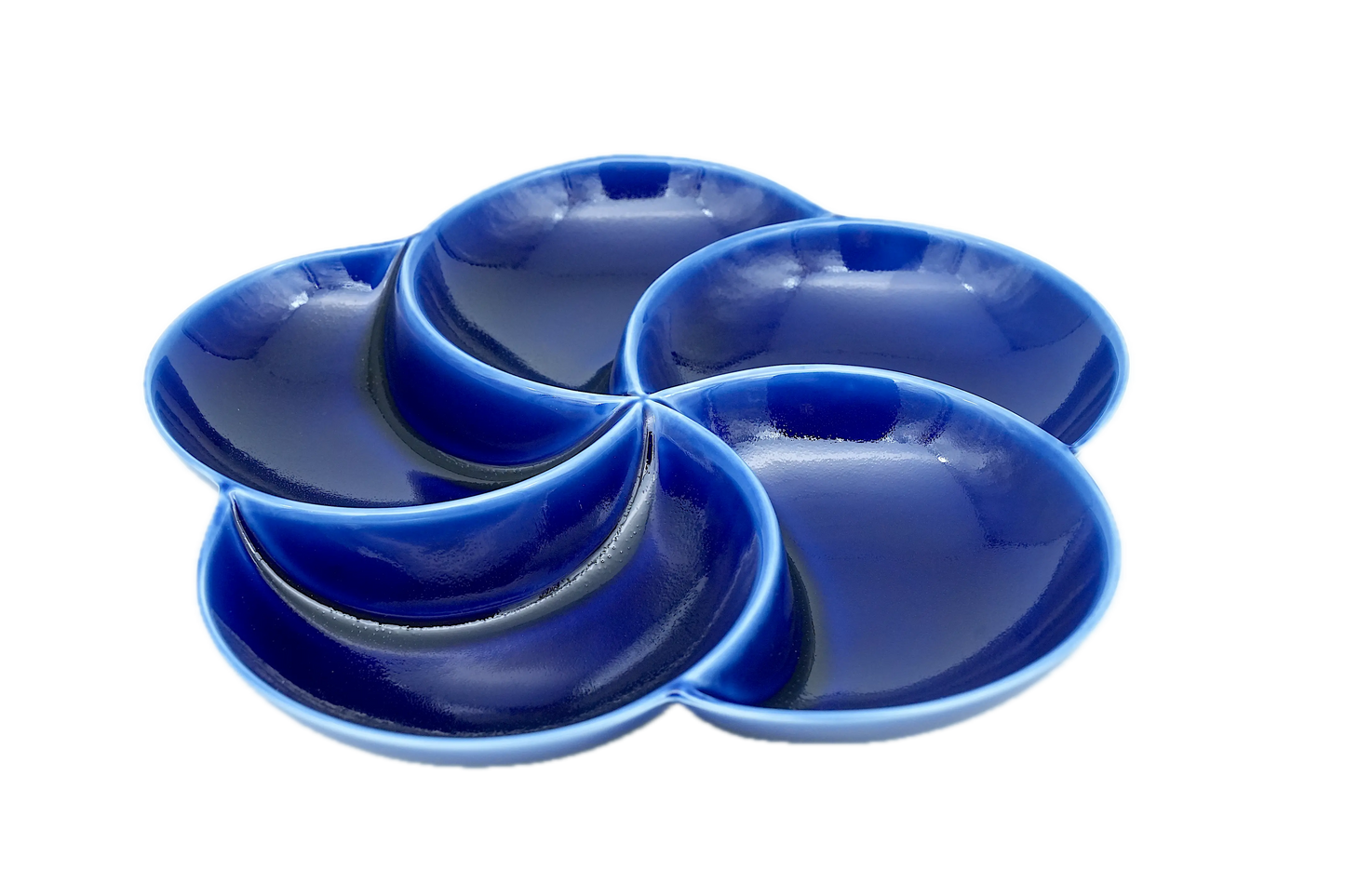 Isometric view of a divided ultramarine blue diet plate with 5 sections for portion control, stylized as a flower.