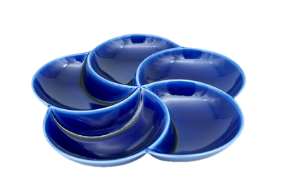 Isometric view of a divided ultramarine blue diet plate with 5 sections for portion control, stylized as a flower.