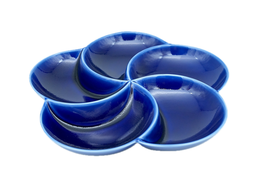 Isometric view of a divided ultramarine blue diet plate with 5 sections for portion control, stylized as a flower.